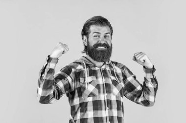 Ben başarılıyım. İyi bakımlı bir saç stili. Erkek güzellik ve moda. Sakallı adam için hippi damalı gömlek. Sakallı, traşsız, vahşi bir adam. Kuaför konsepti. Olgun ve kendinden emin