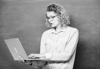 Öğrenme süreci. Online eğitim. İşletme. Öğretmen kadın tahtada. Modern teknoloji. Modern okuldaki kız. E-öğrenme konsepti. İnternet üzerinden eğitim. Bilgisayarlı öğrenci