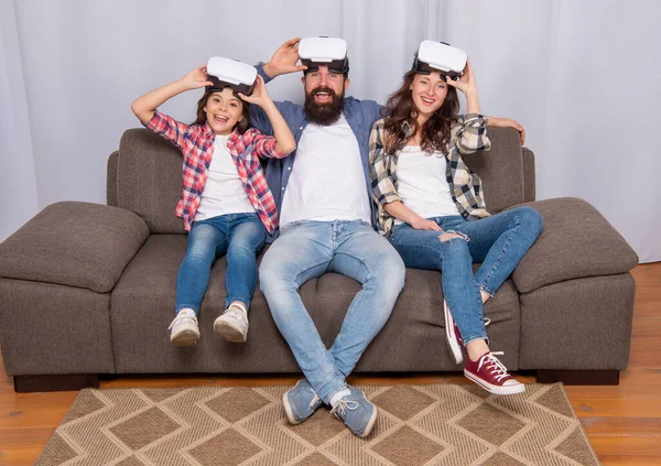 Gelukkig moeder vader en dochter in virtual reality bril, familie — Stockfoto