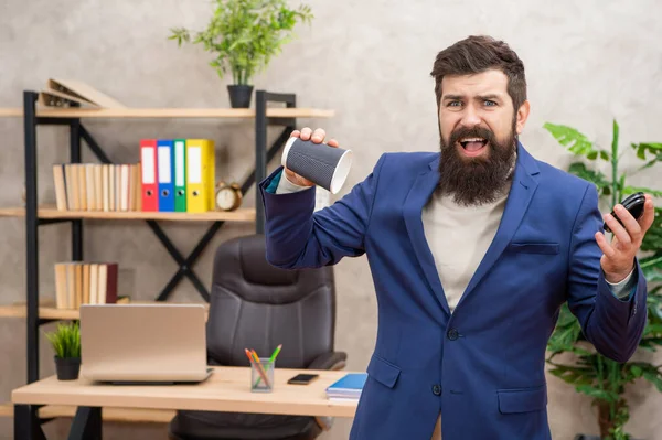 Haciendo quejas. El hombre enojado se queja de la taza vacía. Café para llevar. Descanso. Necesito más café. — Foto de Stock