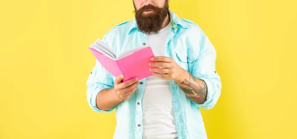 Ostříhaný hipster chlap čtení notebook na žlutém pozadí, erudice — Stock fotografie