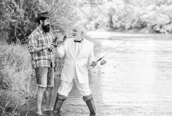 Pesca y beber cerveza. Hombres relajante fondo de la naturaleza. Diversión y relax. Hora del fin de semana. Barbudo hombre y elegante hombre de negocios de pesca juntos. Habilidades de pesca. Configurar la barra con la línea de gancho y plomada — Foto de Stock