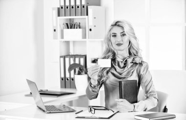 Yardım etmeye hazırım. Şirin bir kadın iş kuruyor. İş iletişimi. İnternet sörfü. Modern teknoloji. Satış müdürü ofiste çalışıyor. Plastik kart. İş bağlantısı. Beni ararsın. İşte numaram.