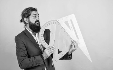 Okula dönüyorum. Ölçü ve boyut. Olgun öğretmenin elinde üçgen ve açıölçer tutmasına şaşırdım. Sakallı adam mühendis cetvel ile çalışıyor. Geometri sınavına hazırlanın. Matematik dersi üzerine mimar ya da öğretim görevlisi