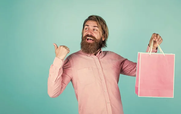Homem maduro com barba e penteado moderno segurar pacote de presente, venda de desembaraço — Fotografia de Stock