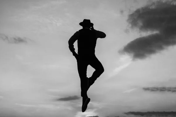 Parler au téléphone. homme silhouette sauter sur fond de ciel. homme d'affaires confiant sautant. motivation quotidienne. profiter de la vie et de la nature. connexion d'affaires. la liberté. Préparez-vous au travail — Photo