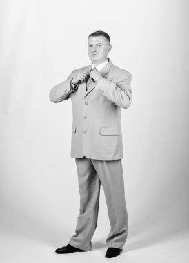 Resmi moda ve kıyafet kuralı. Kendine güvenen. Modern hayat. Resmi parti ya da toplantı. İş sahibi. Erkek takım elbisesi. İş adamı. Ofis hayatı. Multimilyoner. Sabah bakımı. gelin damat