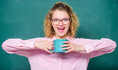 Biraz daha kahve. Enerji ve enerji. Enerji rezervleri doluyor. Fikir ve ilham. Günaydın. Çay içen ferahlatıcı bir kız. Elinde kahve fincanı olan kadın. Öğretmenimizin kahve molasına ihtiyacı var.