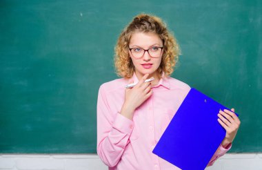 Kız inek öğrenci klasör belgelerini tutuyor. Üniversiteye gir. Üniversite ve lise başvurusu. Sınavları geç. Sıkı çalış. Bilgi toplama günü. Öğrenci kendi araştırmasını yapıyor. Eğitim konsepti. Öğrenci hayatı