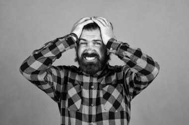 Benim için çok acı verici. Kareli gömlekli acı çeken bir adam. Adamın turuncu arka planda başı ağrıyor. Vahşi sakallı hippi acı hisseder. Bıyıklı, olgun bir adam. İnsan duygularını ifade etmek