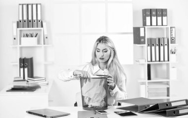 Çöp kutusuna çöp at. Buruşmuş kağıtlarla dolu bir kadın. Kırık kağıtlar. İş ve çöp. Kadın sepete buruşmuş kağıt arıyor. Yönetim kurulu başkanı dağınık ofiste. Muhasebe Yeniden İndiriliyor