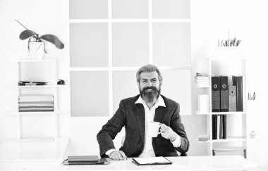 Kahve güzelmiş. Saygıdeğer CEO. Yakışıklı patron ofiste oturup kahve içiyor. Sakallı hippi kıyafeti kahveyle rahatlıyor. İlham verici ve motive edici. Ofiste sabah kahvesi. Ofis hayatı