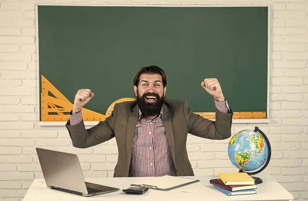 Hombre feliz profesor en la pantalla del ordenador portátil viendo curso en línea, lugar de trabajo moderno — Foto de Stock