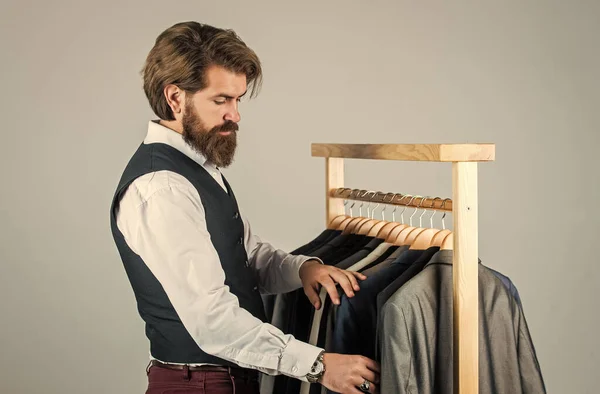 Comprador hombre hipster en probador tienda de ropa de hombre, concepto de estilo formal — Foto de Stock