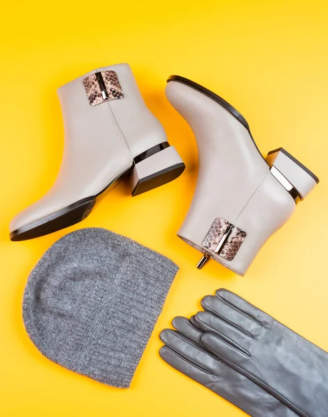 Fashion accessory. pair of fashionable leather shoes and hat. beige boots and gloves. — Foto Stock