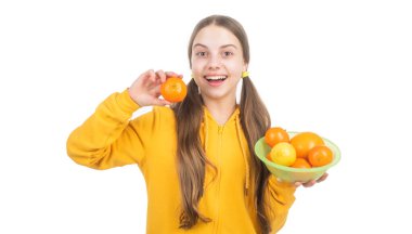 Beyaz, sağlıklı yiyeceklere izole edilmiş vitamin dolu narenciye meyveli neşeli çocuk.