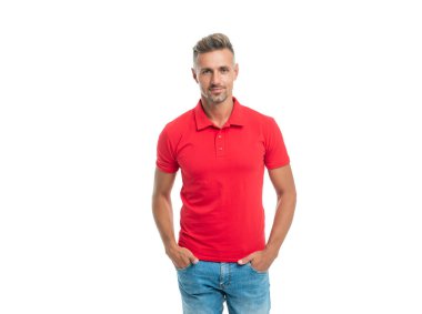 Yakışıklı, olgun adam gülümsüyor, beyaz arka planda beyaz saçları var, erkek güzeli.