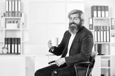 Yetenekli muhasebeci ofis ceketi giyer. İdari danışman ya da analistler sabah kahvesini içerler. karizmatik finansal analistler. Sigortacılık yapıyor. İşletme uzmanlarının...