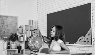 Nereye gideceğimi. Okula dönüyorum. Genç kız tahtaya yakın bir sınıfta çalışıyor. Coğrafya öğrenen neşeli çocuk. Modern eğitim. Bilgi günü. Çocuk öğrenci küre kullanıyor. Kız üniversite öğrencisi.