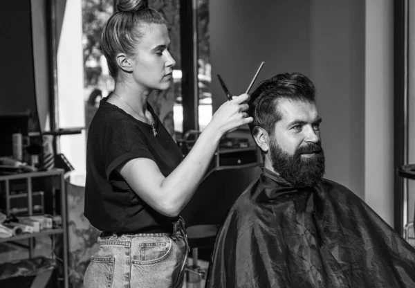 Hombre barbudo en la silla de peluquería en el salón. belleza y moda. peinado de pelo y barba. tipo brutal con barbería maestro profesional utilizar la máquina de afeitar eléctrica. Listo para afeitarte por la mañana. cuidado de peluquero masculino — Foto de Stock