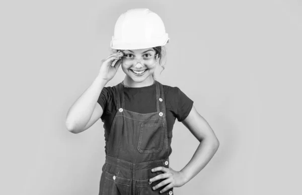십 대 소년. 아이는 헬멧을 쓰고 일 합니다. 헬멧을 쓴 어린 소녀. 수리하는 소녀. 단단 한 모자를 쓴 10 대 소년. 아동 발달의 개념. 투구를 쓴 소녀는 건축 일꾼 이다 — 스톡 사진