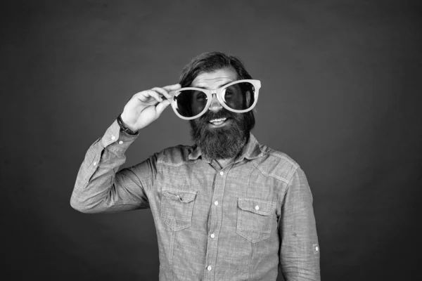 Celebrar el aniversario. Asistente a la fiesta. hombre hipster con barba y bigote con gafas. concepto de vacaciones. tener unas felices vacaciones. Diviértete en fiesta. estilo de moda masculino —  Fotos de Stock