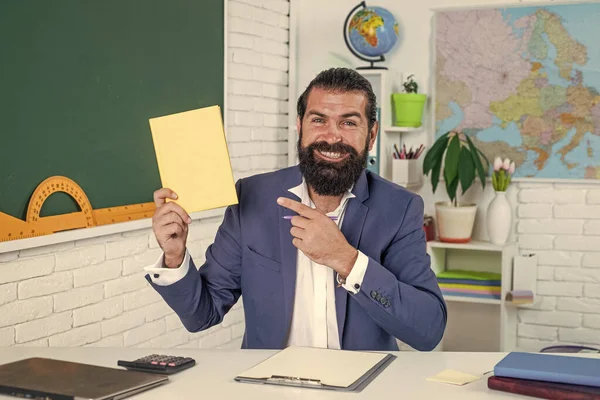 Человек с бородой и усами выглядеть как бизнесмен или учитель в колледже или школе, изучать язык — стоковое фото