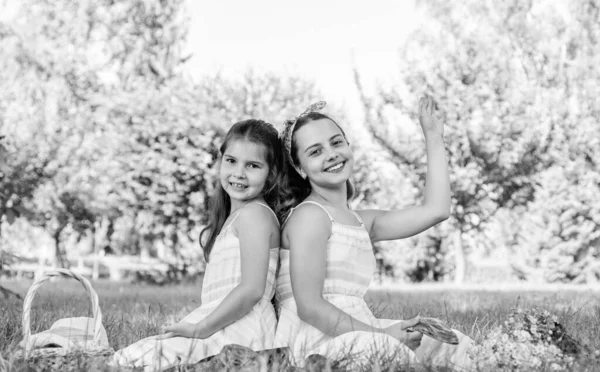 Niñas amigas teniendo picnic naturaleza fondo, vacaciones de verano — Foto de Stock