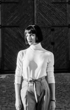 ahşap arka plan üzerinde zarif kadın. moda ve güzellik. moda tarzı. seksi moda modeli. kısa esmer saçlı kendine güvenen güzellik. trendy makyaj. Kırmızı dudaklı kadın. Işkadını. Seksi güzellik