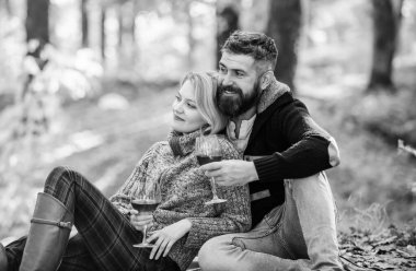 Şarap içen bir çift. Mükemmel buluşlarının tadını çıkarıyor. Mutlu seven çift birlikte parkta rahatlatıcı. Ormanda şarap ile romantik piknik. Çift aşk kutlamak yıldönümü piknik tarihi