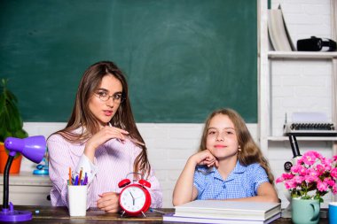 Gelecek okulda başlar. Küçük kız ve güzel kadın okula geri dönüyor. Okulda küçük bir çocuk ve öğretmen. Okul programı. Eğitim ve eğitim. Özel öğretim