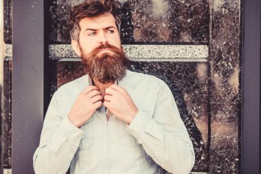 Berber konsepti. Sakal tımarı. Sakal bakımı. Erkeklik ve erkeklik. Adam çekici sakallı hipster açık havada poz. Yakışıklı adamın kendine güvenen duruşu. Uzun sakallı erkeksi görünüm