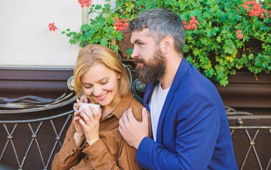 Eğlenceli hissediyorum. kız ve olgun adam buluşuyor. kadın ve sakal ile adam kafede rahatlayın. sakallı hipster ve kız içecek kahve. Romantik randevuya aşık bir çift. Sabah kahvesi. Hiçbir bakım ve acele