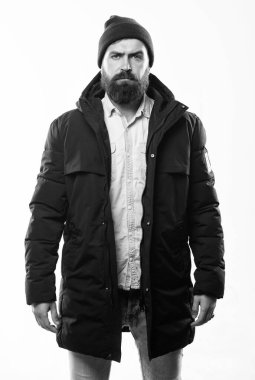 Şık ve rahat. Sakallı adam hippi güvenle sıcak siyah ceket veya parka poz. Hipster modern moda. Adam şapka ve siyah kış ceket giymek. Hippi tarzı giyim. Hippi kıyafet