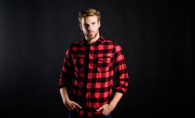 Berber ve güzellik salonu. Hipster siyah arka plan. Erkeklik ya da erkeklik standartları. Kareli gömlekli yakışıklı, bakımlı bir adam. Erkeklik kavramı. Modern erkekliğin anlamı. Erkek güzeli.