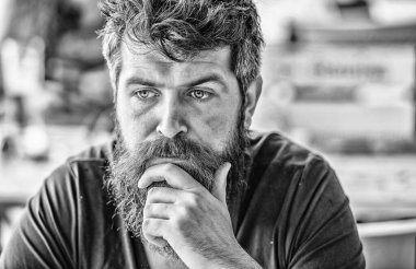 Düşünceli ruh hali kavramı. Önemli yaşam seçimleri yapmak. Zor bir karar verirken. Sakallı ve bıyıklı adam düşünceli sorunlu. Sakallı adam konsantre surat. Sakal düşünceli ifade ile Hipster