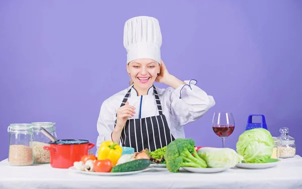 Flicka i hatt och förkläde. Läckra recept koncept. Matlagning hälsosam mat. Färska grönsaker ingredienser för matlagning måltid. Låter start matlagning. Kvinna kock Matlagning hälsosam mat. Gourmet huvudrätt recept — Stockfoto