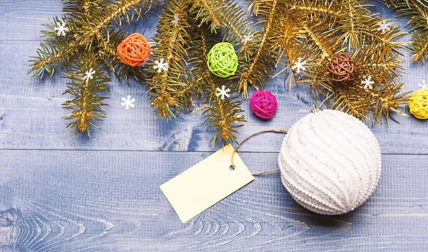 Ετοιμαστείτε για Χριστούγεννα. Χριστουγεννιάτικα στολίδια ξύλινα φόντο το top view. Συμβουλές για την προετοιμασία εκ των προτέρων Χριστούγεννα. Έννοιας διακοπές χειμώνα και τα Χριστούγεννα. Διακοσμητική μπάλα παιχνιδιών και ειδών δώρου ετικέτα αντίγραφο χώρου — Φωτογραφία Αρχείου