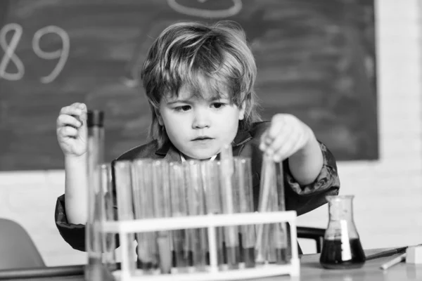 Маленький хлопчик, який використовує мікроскоп на уроці школи. маленький хлопчик вивчає хімію. результат. Медична концепція. Маленька геніальна дитина. тестування труб з рідиною для дослідження. навчитися майбутньому. Розробка досліджень — стокове фото