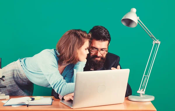 Storia d'amore al lavoro. Seduzione. coppia d'affari al computer. segretaria con capo sul posto di lavoro. donna e uomo lavorano in ufficio al computer portatile. uomo d'affari e assistente risolvere il problema. Il nostro lavoro è incredibile — Foto Stock