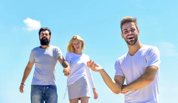 Pareja enamorada. Hombre de tercera rueda. problemas de relación. ¡Rompan! psicología familiar. triángulo amoroso. Problema social. Traición y divorcio. relación interpersonal. felicidad o desgracia —  Fotos de Stock