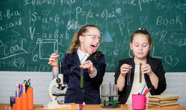 Schüler benutzen Reagenzgläser mit Flüssigkeiten. Experimentierkonzept Chemie. Sicherheitsmaßnahmen für eine sichere chemische Reaktion. Grundkenntnisse in Chemie. Chemie-Studium interessant machen — Stockfoto