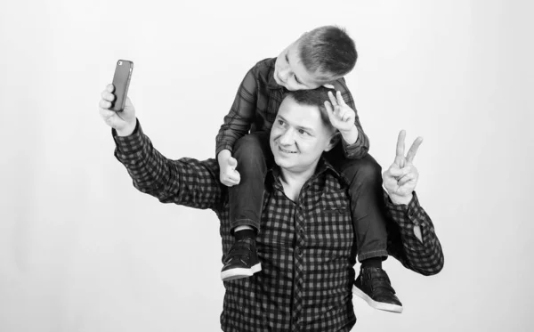 S tatínkem. otcové den. Užíváte si spolu čas. otec a syn v červené košili. Šťastná rodina pohromadě. malého chlapce s tátou. Dětství. Rodičovství. čas selat. umožňuje udělat selfie — Stock fotografie