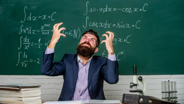 Åh nej. Arg man med upphöjda händer. Skäggig man känslosam vid lärarbordet. Brutal man känner ilska i skolan. Hipster man i formalwear på lektionen — Stockfoto