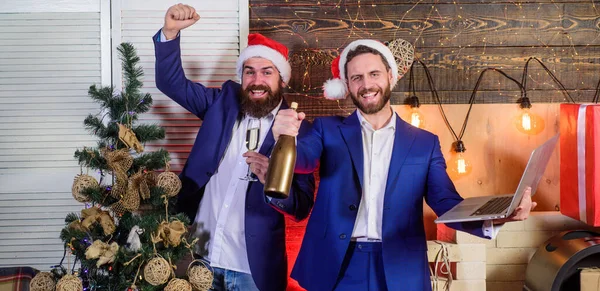 Los colegas celebran un nuevo año. Revisar el éxito empresarial. Celebra el año exitoso. Los hombres socios de negocios beben champán. Concepto de celebración. Los empresarios beben champán celebran el éxito — Foto de Stock