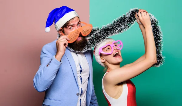 Manager Tinsel viert nieuwjaar. Ideeën voor feestdagen. Kerstfeestkantoor. Winter bedrijfsfeest. Kerstfeest op kantoor. Gelukkig man en vrouw dragen kerstmutsen en grappige zonnebrillen — Stockfoto