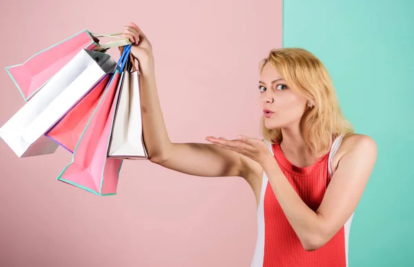 Enamorado de su compra. Descuentos y programa de lealtad. Ahorra dinero. Fácil manera de comprar. Mujer en gira de compras. Chica con bolsas de papel. Viernes Negro. Feliz día de compras. Comercio minorista y consumismo — Foto de Stock