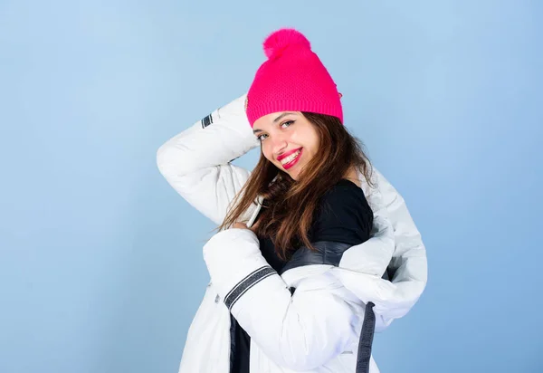 Je me sens reposée. beauté dans les vêtements d'hiver. achats de saison froide. fille en bonnet chapeau. fausse fourrure mode. Joyeuses vacances d'hiver. Nouvel an. femme en manteau chaud rembourré. grippe et rhume. mode saisonnière — Photo