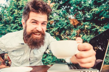 kahve molasında acımasız sakallı hipster. dizüstü bilgisayar ile mutlu adam. çevik iş. İş başarısı. ofis çalışanı. Başarılı bir iş adamı. mükemmel bir anlaşma. Dijital teknolojiler ile iş dünyasını zirvede tutma