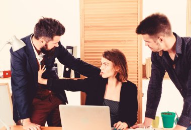 İşyerinde cinsel saldırı. Kadın sekreter saldırı ve tacize maruz kalıyor. Taciz ve istismar kavramı. Patron kabul edilemez davranış ast çalışan. İşyerinde cinsel tacize yönelik